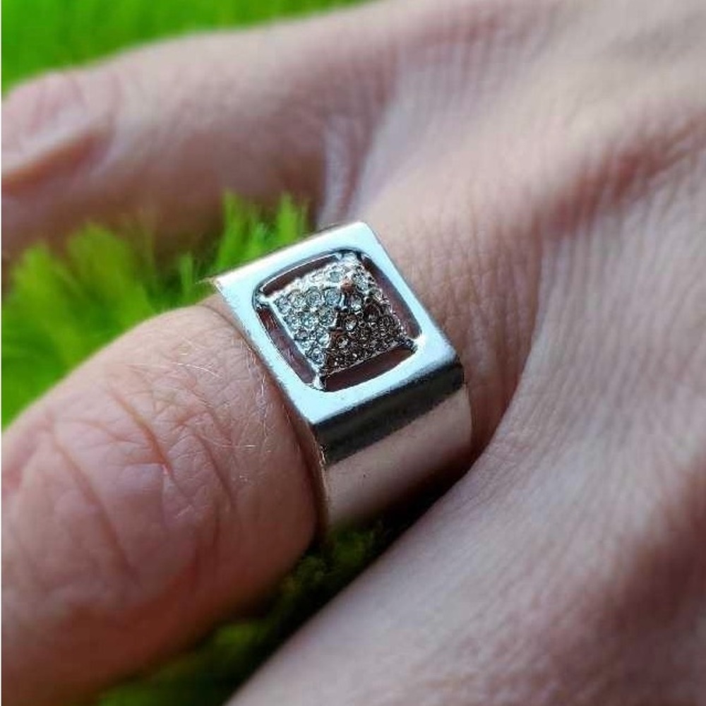 Beautiful Swarovski silver ring size 6.75